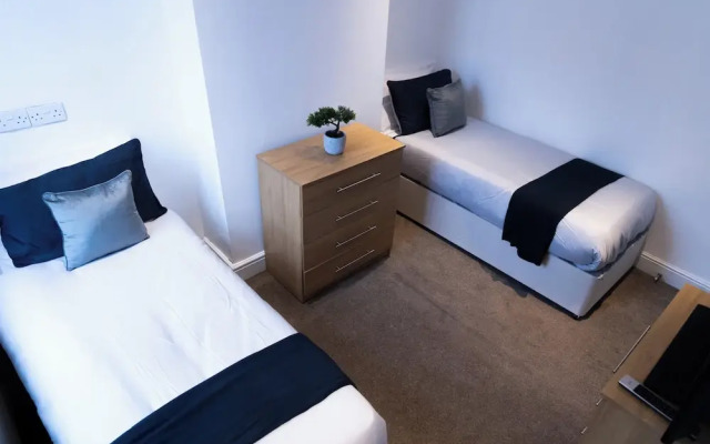 Wolverhampton - 4 Bed House - Free Parking