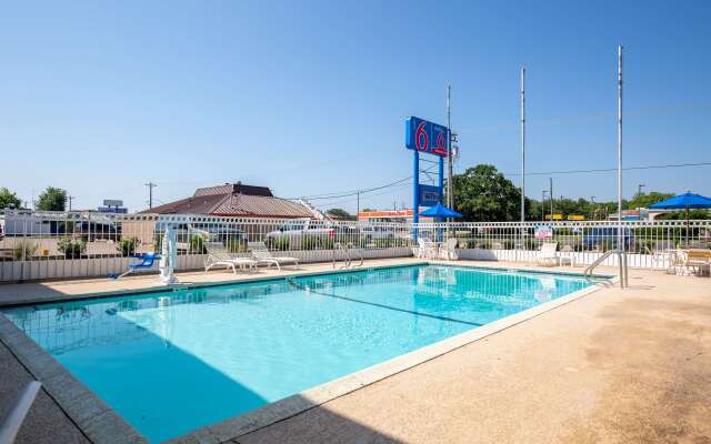Studio 6 Bryan, TX - University Area