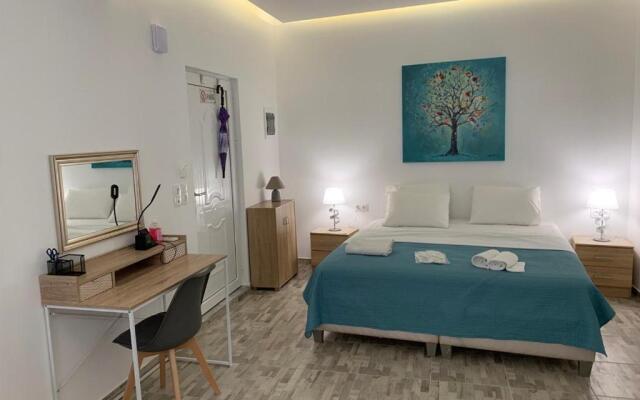 Santorini studio for 2 person in Athens near sea& center