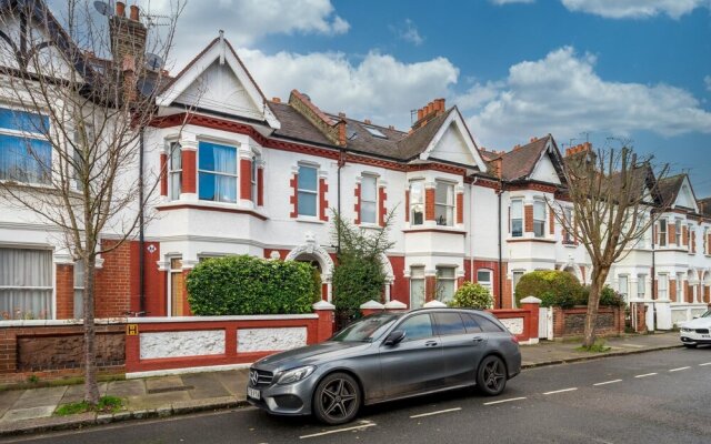 Charming 2BR Flat With Patio in Hammersmith