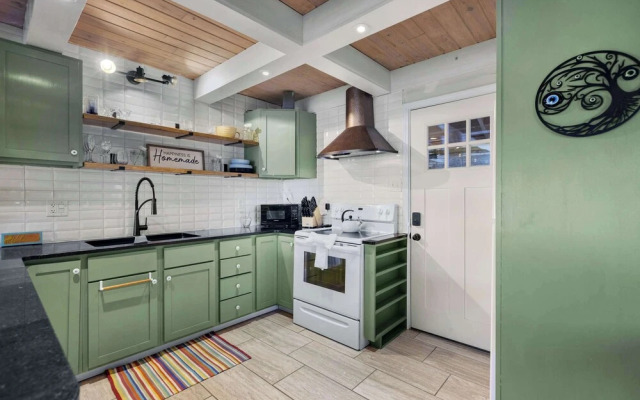 Sunrise Oasis - Enjoy Lakefront Living