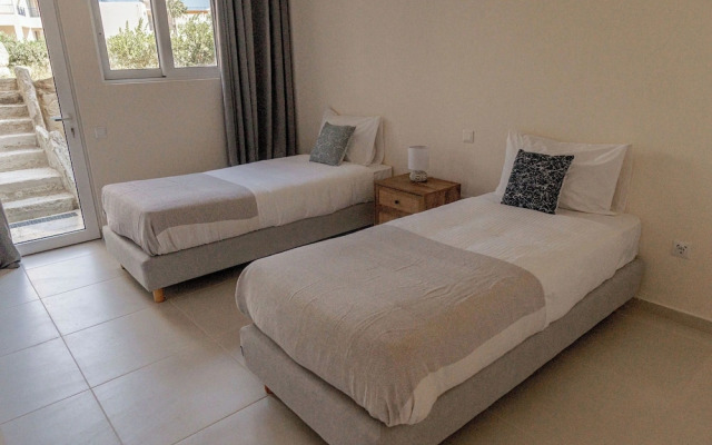 Phaedrus Living: Seaside Thalassa Cretan D101