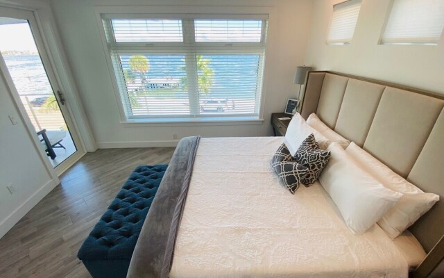 Pass-A-Grille Luxury Waterfront 612 by TechTravel