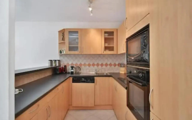 Luxe 4th Floor Apt/Balcony/Parking/by Marina + Shops