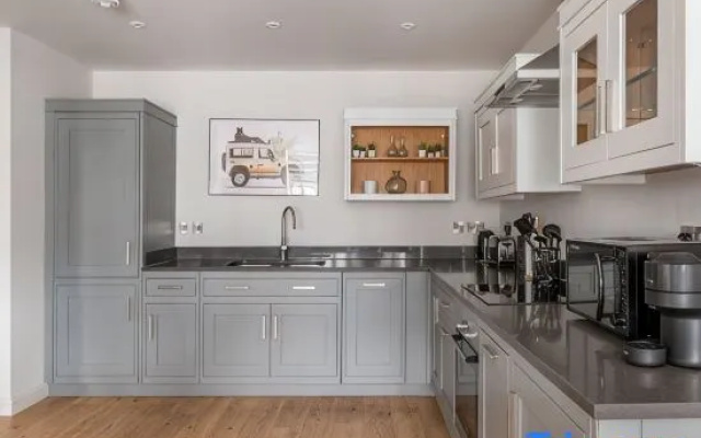 The Eyre Suite Six - Farringdon - by Frankie