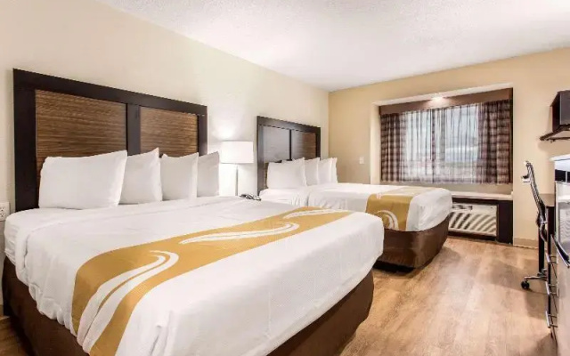Econo Lodge Inn & Suites