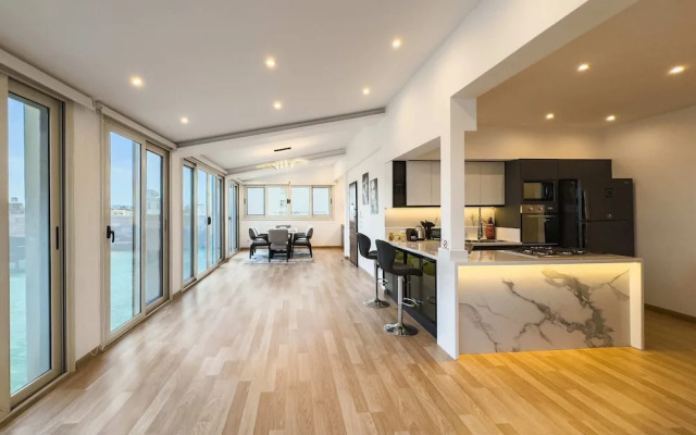 Posh & Panoramic 2bdr Rooftop 5 Min To Airport