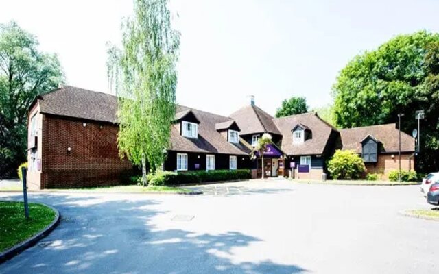 Premier Inn Woking West (A324)