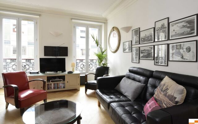 204340 - A two-room apartment with traditional chic style in the Marais