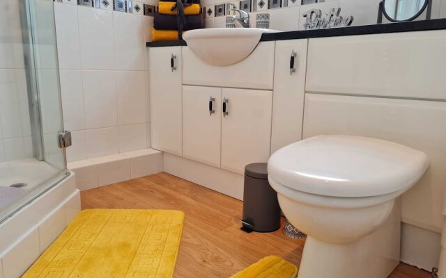Immaculate 3-bed House With Free Parking in Bolton