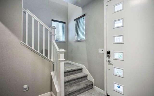 Pet-friendly Elk Grove Retreat w/ Balcony!