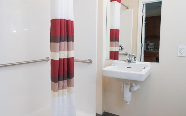 Red Roof Inn & Suites Dickinson