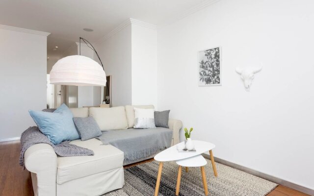 Beachside Apartment with Stunning Views & Parking