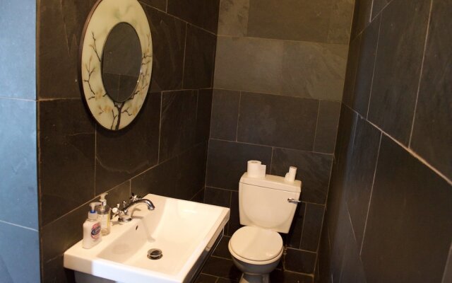 2 Bedroom Apartment With Free Parking