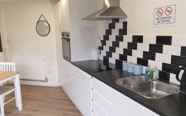 Modern 1 bed Apartment, 10 Mins to Leeds City Cent