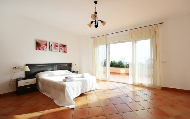 Villa - 4 Bedrooms with Pool, WiFi and Sea views - 104970