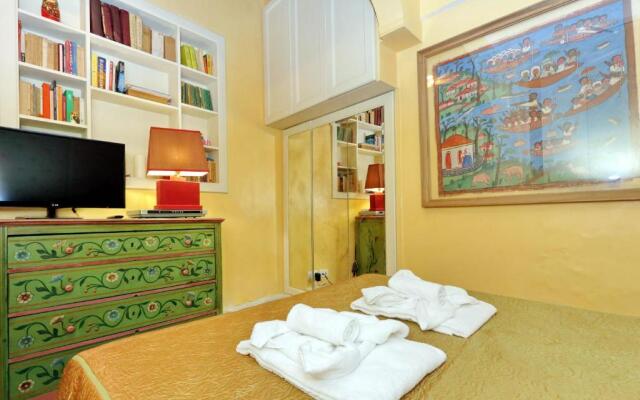 Pantheon charming apartment