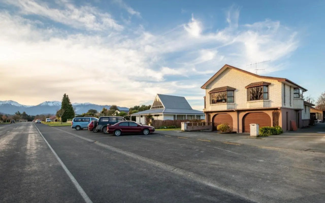 Redcliff House - Te Anau Holiday Home