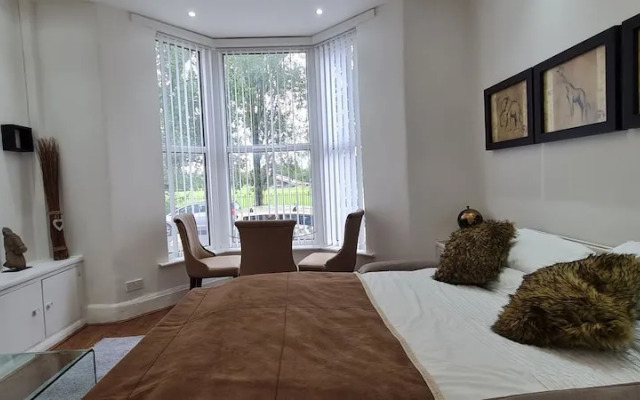 Botanic Gardens Oasis: Urban Convenience & Comfort