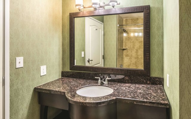 La Quinta Inn & Suites by Wyndham Fort Worth - Lake Worth