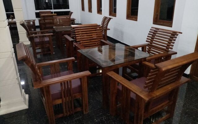 The Crown Hotel Dambulla
