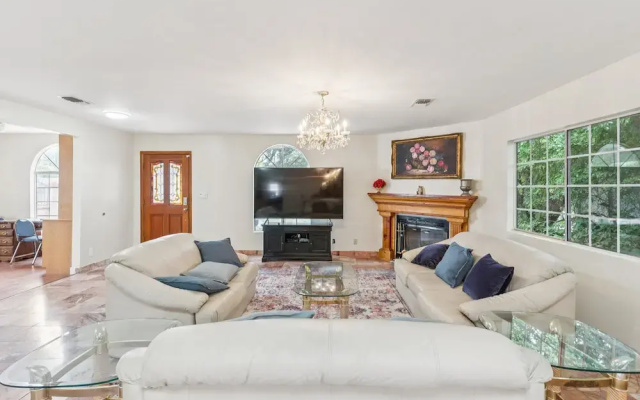 Russell House Near Hollywood & Griffith Park 3 Bedroom Home