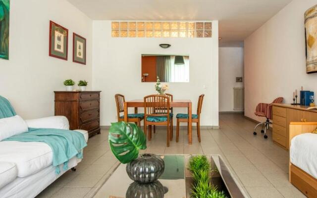 JOIVY Charming Flat Near Train Station