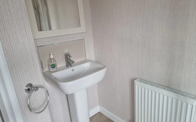 Luxury 2-bed Lodge in Routh, Hottub & Pet Friendly