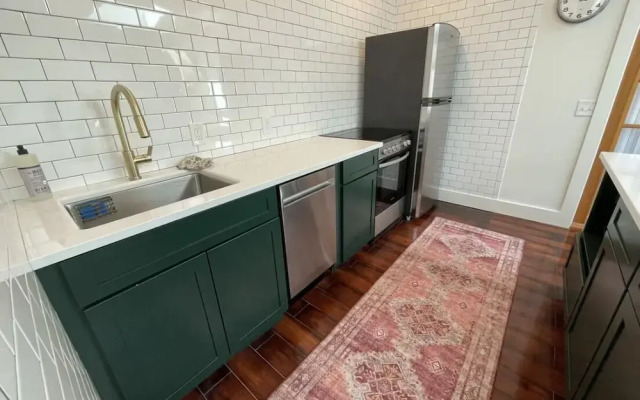 Cottage Street Downtown New Apartment