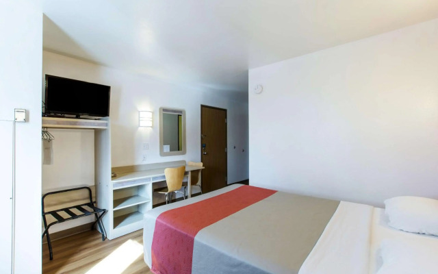 Motel 6 Baraboo, WI - Lake Delton