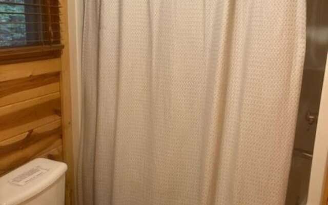 Ridgeview Retreat Seclude Cabin Includes Wifi, Cable, and Charcoal Grill by Redawning