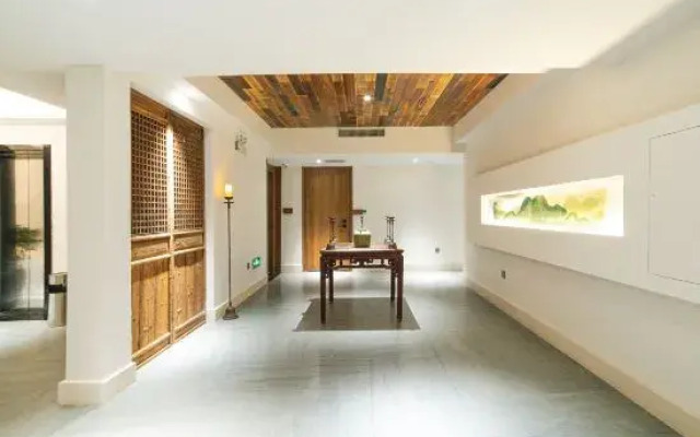 Yueliang Town Hotel