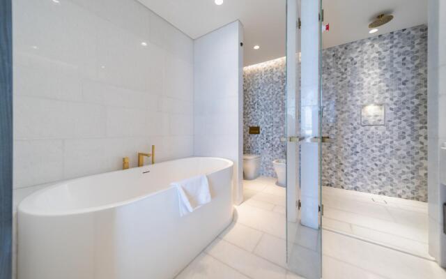 Dxb - Five - 30906 - Pj