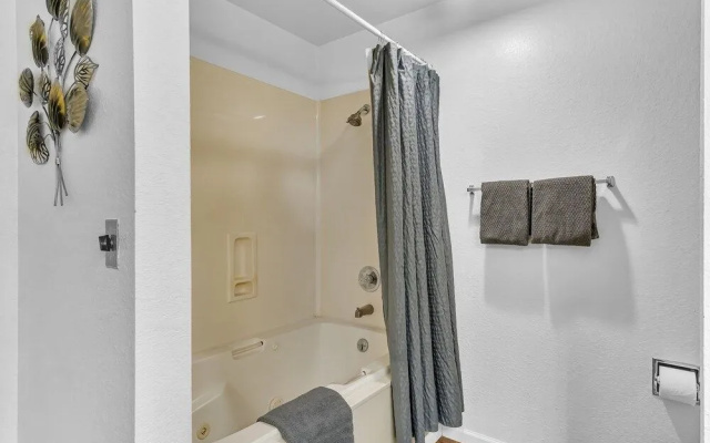 Relaxing Royale 2 Bedroom Condo by Redawning