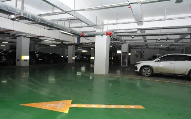 Vienna International Hotel (Xinyang Railway Station Tianrun Plaza Store)