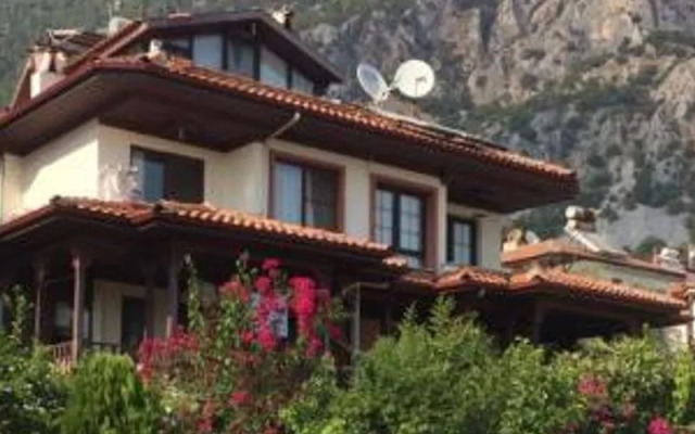 Moon House Apart