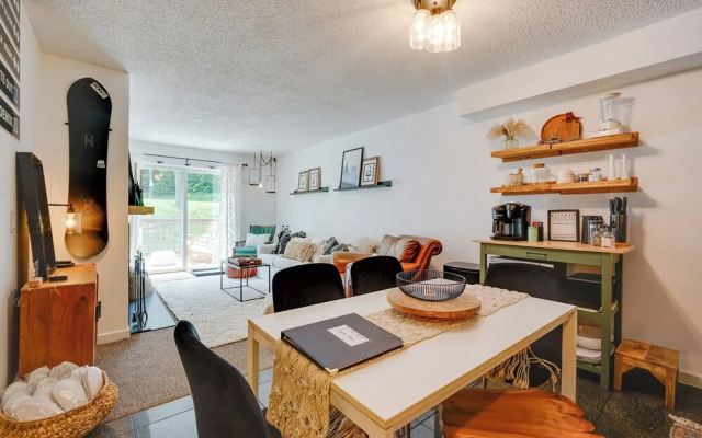Ski-in/ski-out Magic Mountain Condo w/ Deck!