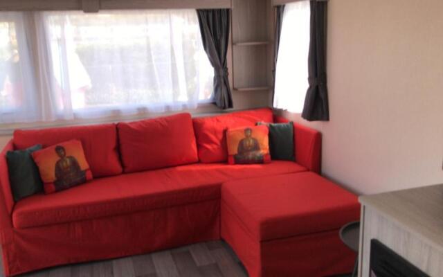 Luxe Chalet op camping Duindoorn, IJmuiden aan Zee, in de buurt van F1 circuit Zandvoort en Bloemendaal op loopafstand strand