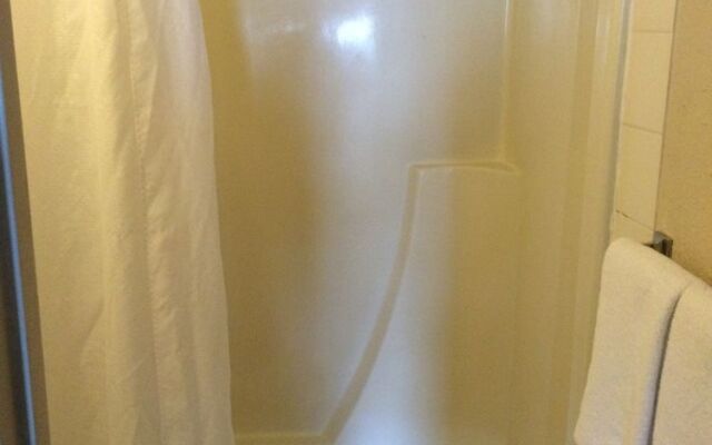 Red Deer Inn & Suites