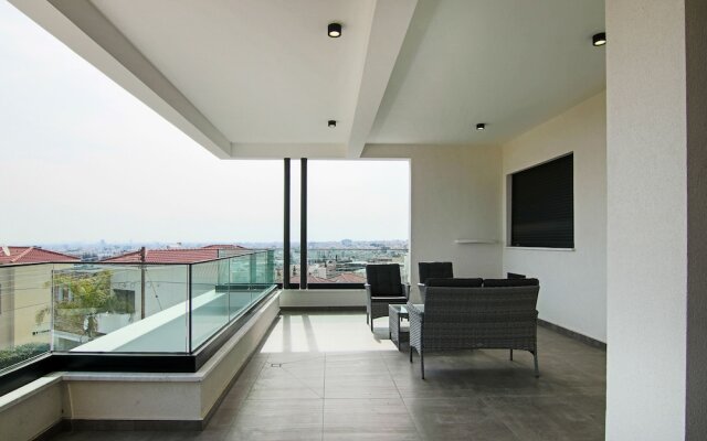 Phaedrus Living: Sea View Anna Residence 202