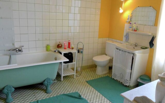 Lovely Holiday Home in Sainte-Valiere with Swimming Pool