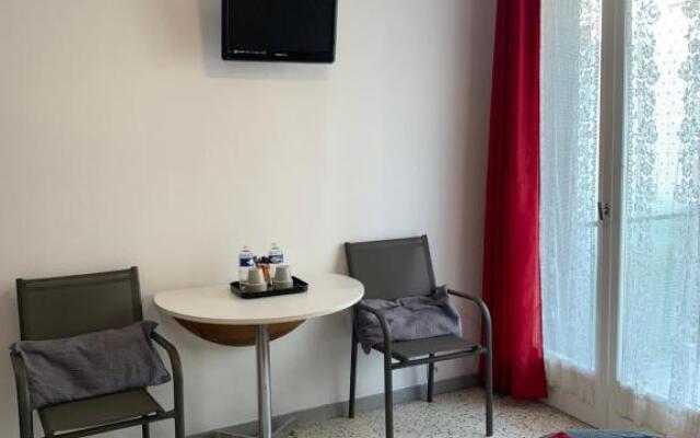 Agréable Studio, belle terrasse, Parking privé, 2 étoiles