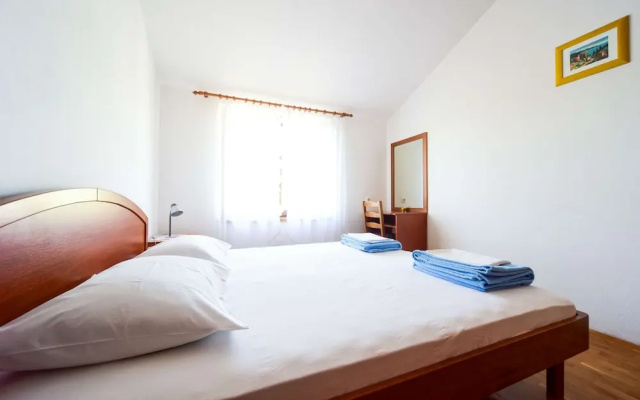 Deluxe Two-bedroom Apartment With a Jacuzzi Large Terrace With Garden