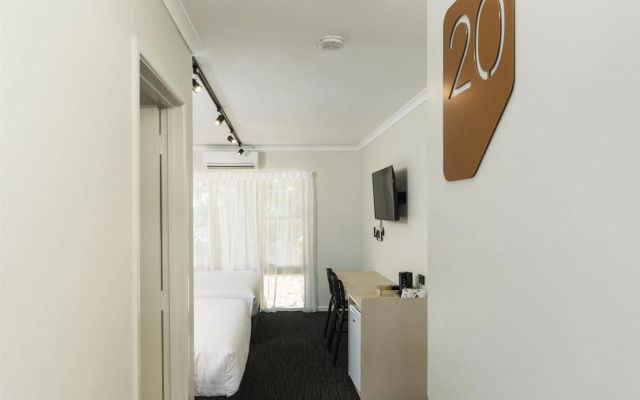 Nightcap at Balaclava Hotel