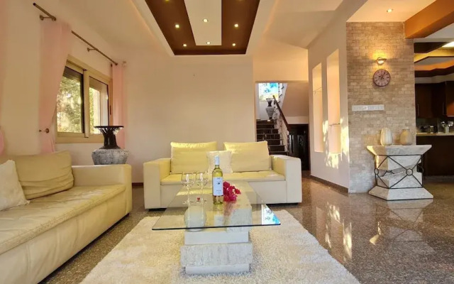 Stunning 5-bed Beach Front Villa, Private Beach