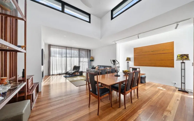 Luxurious 2-bed: Pool, Lift, Dining