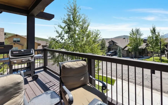 Black Rock Ridge by Luxury Mountain