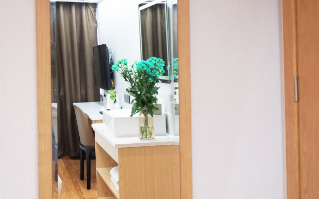 Qingmu Select Hotel (Shanghai Hongqiao Airport Longbai Xincun Subway Station)