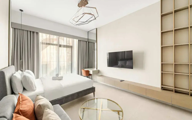 High-end Studio With Rooftop Pool and gym