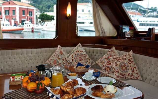 Plaghia Charter Boat & Breakfast